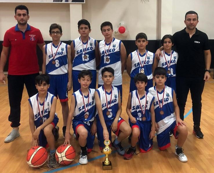 Gaziantep Şehitkâmil Belediyesi tarafından düzenlenen ortaokullar arası “Cumhuriyet Kupası”nda, SANKO Okulları Yıldız Erkek Basketbol Takımı il üçünc&..