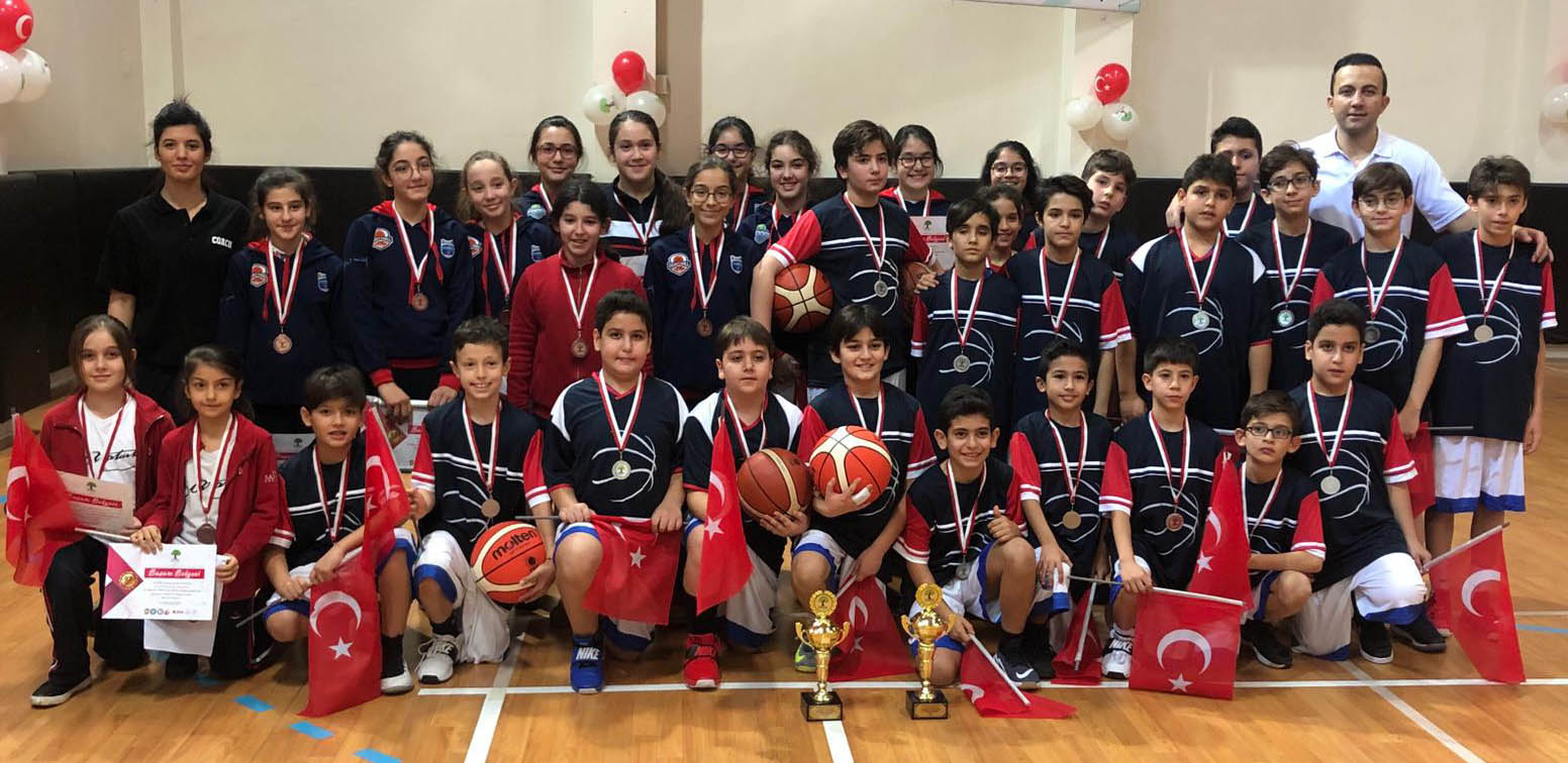 Şehitkamil Belediyesi tarafından düzenlenen “Kurtuluş Kupası”nda SANKO Okulları Küçük Erkek Takımı ikinci, Küçük Kız Takımı ise ü&cced..