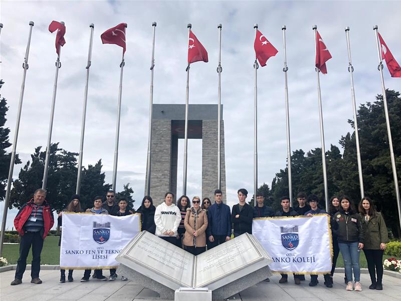 SANKO Okullarının, bu yıl ilk defa düzenlediği “Çanakkale Gezisi”nde 9’uncu sınıf öğrencileri Çanakkale Destanını yazan ve Çanakkale ruhunu &..