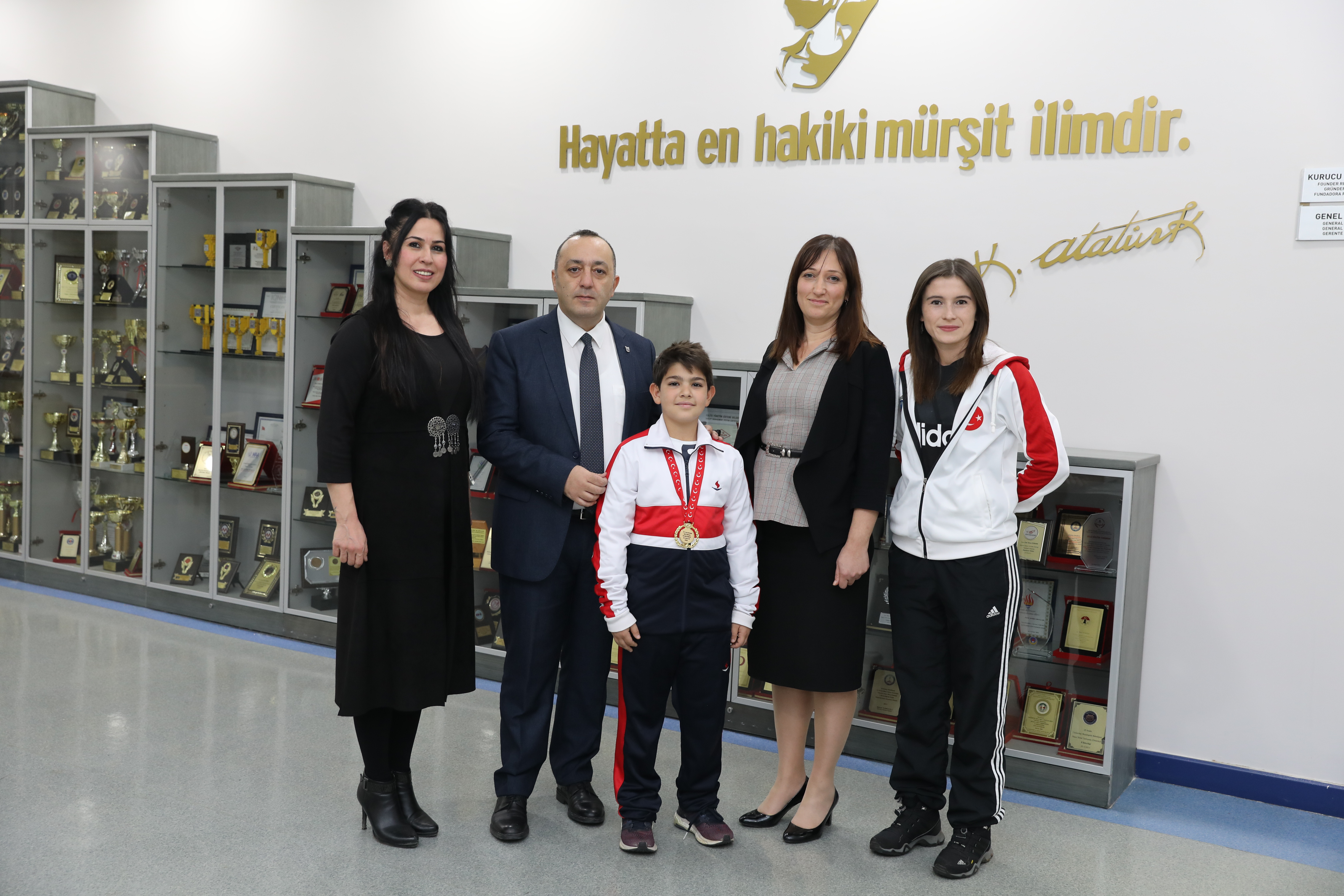 Türkiye Tenis Federasyonu tarafından Mersin’de düzenlenen “12 Yaş Hafta Sonu Tenis Turnuvası”nda SANKO Okulları öğrencisi Efe Sözmen birinci oldu.Mersin..