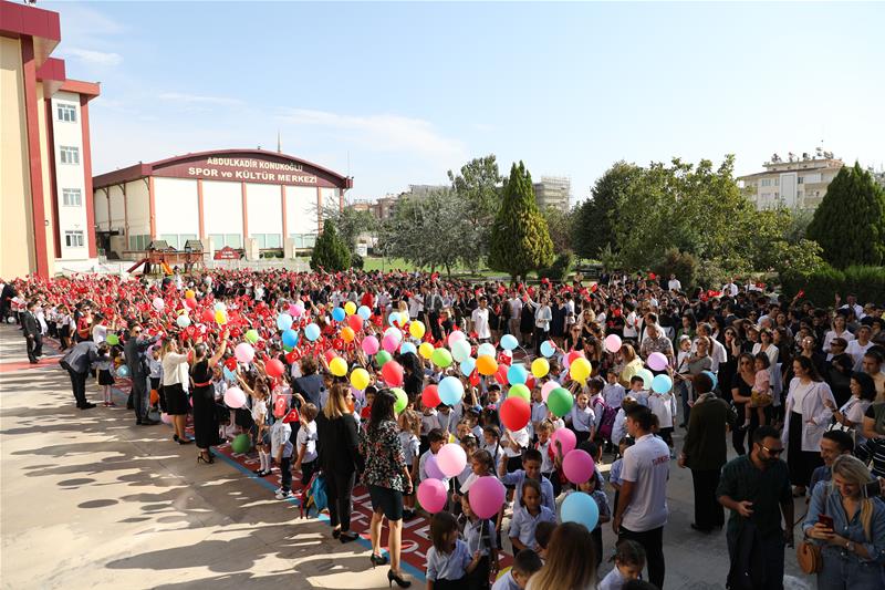 Yeni eğitim öğretim yılına bir hafta erken başlayan SANKO Okulları, Gaziantep’te bir ilke imza atarak üç dönem uygulamasına geçti.
Buna göre; 10 Ey..