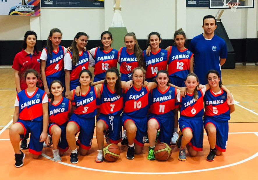 Gaziantep Şehitkâmil Belediyesi tarafından düzenlenen ortaokullar arası “Cumhuriyet Kupası”nda, SANKO Okulları Yıldız Kız Basketbol Takımı il birincisi oldu.
Atat&u..