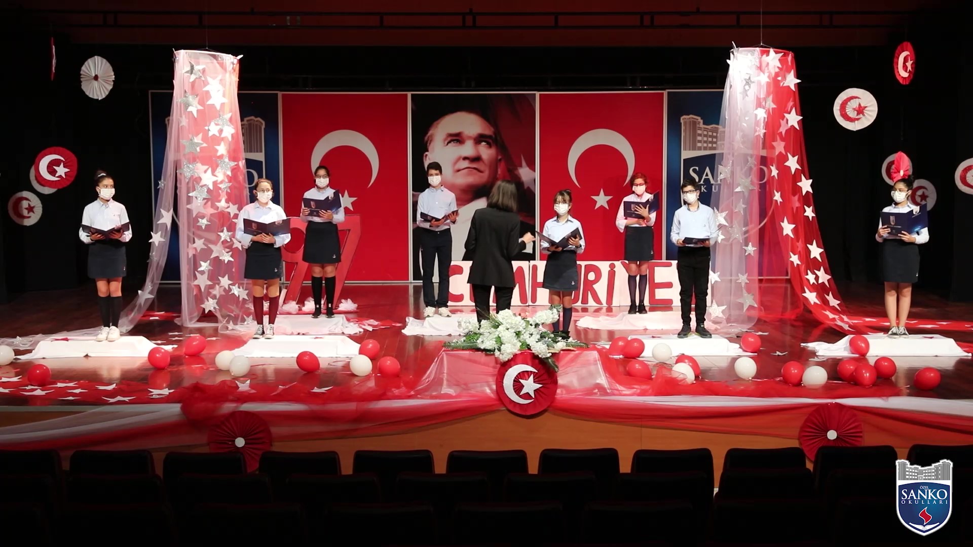 SANKO Okulları Türkiye Cumhuriyeti’nin kuruluşunun 97’nci yıldönümünü, düzenlediği online canlı törenle kutladı.Okul yöneticileri, öğ..