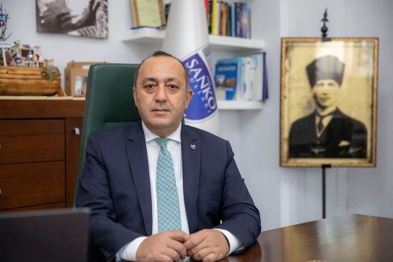 -SANKO OKULLARI GENEL MÜDÜRÜ FIRAT MÜMTAZ ASYALI: “GAZİANTEP, KENDİ İMKÂNLARI İLE CEPHANE İMAL EDEREK DÜŞMAN İŞGALİNE TEK BAŞINA KARŞI KOYANLARIN ŞEHRİDİ..