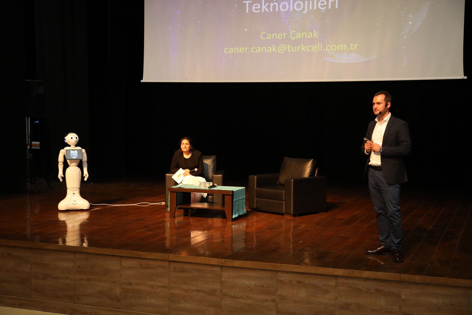 SANKO Okulları öğrencileri tarafından kodlanan insansı robotumuz Pepper, Gaziantep Büyükşehir Belediyesi tarafından düzenlenen “Yapay Zekâ Teknolojileri&rdquo..
