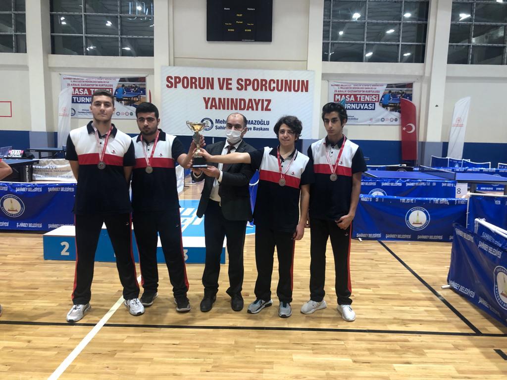 Gençlik ve Spor Bakanlığı Okul Sporları Daire Başkanlığı tarafından düzenlenen Masa Tenisi İl Birinciliği Turnuvasında SANKO Okulları Genç Erkek Masa Tenisi Takımı il ikin..