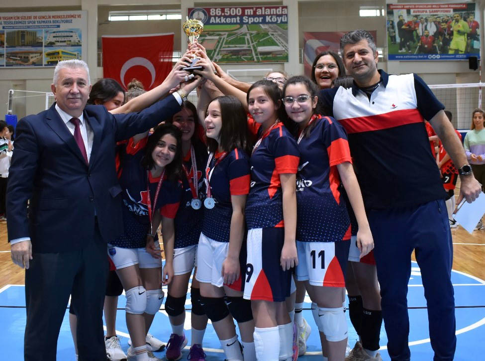 SANKO Okulları 7’nci ve 8’inci sınıflar voleybol kız takımı “Okullar Arası Yıldız Kızlar İl Birinciliği Müsabakaları”nda ikinci oldu.
Gençlik ve Spor B..