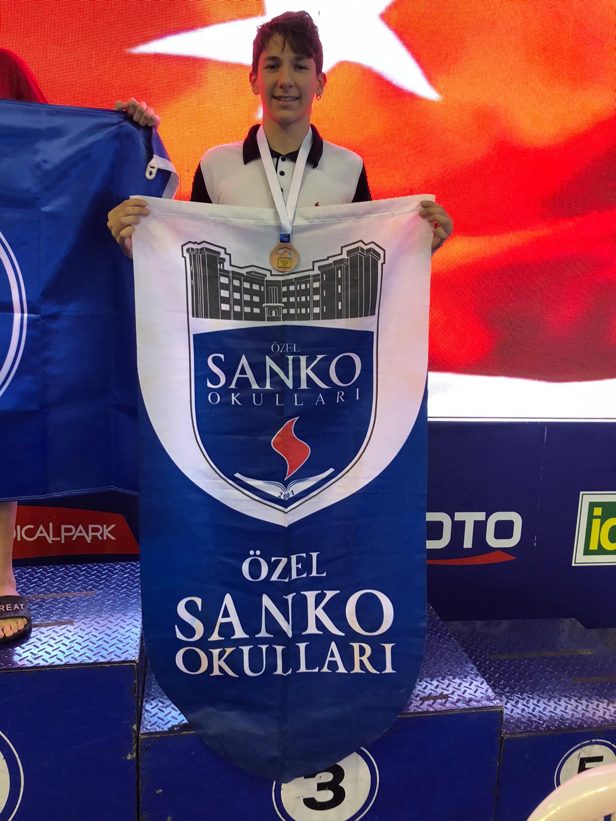 SANKO Okulları öğrencisi, Türkiye Olimpiyat Hazırlık Merkezi (TOHM) ve Milli Takım Sporcusu Ali Emre Simitçi, Türkiye Yüzme Federasyonu tarafından İstanbul’d..